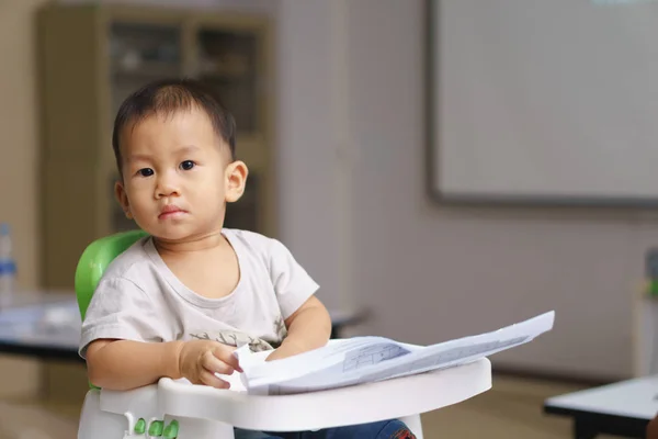 Asiático chico alrededor de 1 año y un mes de aprendizaje escribir con pluma y p — Foto de Stock