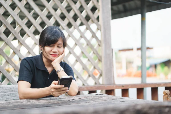 Egy ázsiai nő boldog kifejezés a telefon — Stock Fotó