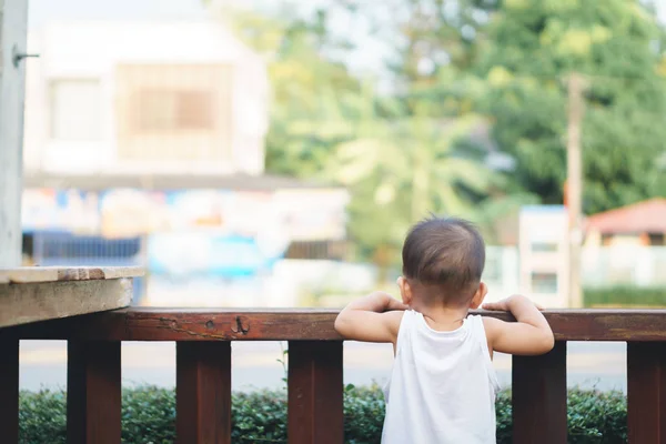 Азиатский ребенок в ожидании родителя — стоковое фото