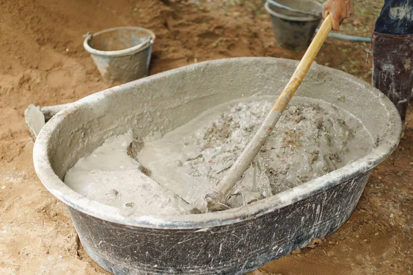 Asiatiska arbetstagare använder hoe för att blanda cement makt med sand — Stockfoto