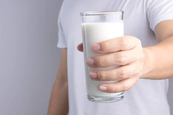 Tenendo in mano un bicchiere di latte fresco — Foto Stock