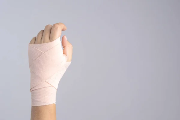 Hand med fastspänd bandage — Stockfoto