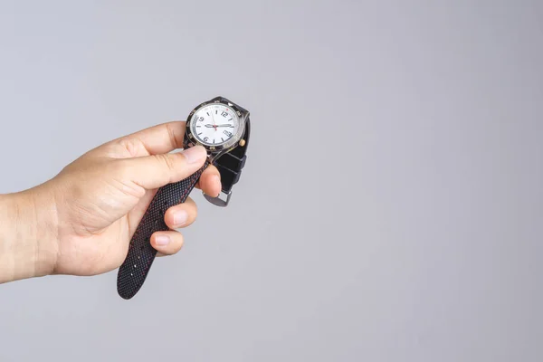 Mano con reloj de pulsera viejo y oxidado que muestra el tiempo más de ocho o 'cl — Foto de Stock