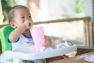 Bir Asya bebek içme suyu