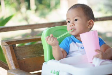 Bir Asya bebek içme suyu