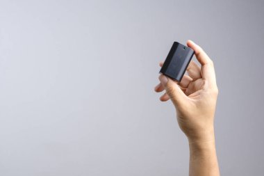 Fotoğraf makinesi pili tutan el