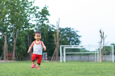 Asyalı çocuk yaklaşık 1 yıl ve 4 yürümek ve düşmek öğrenme ay