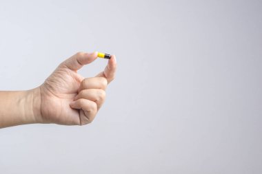 Tıbbi kapsül pill tutan el