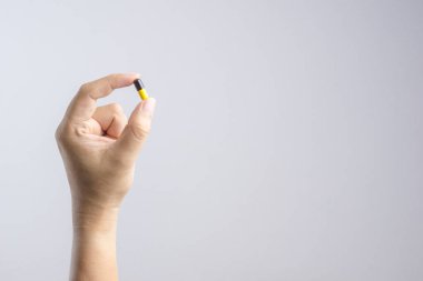 Tıbbi kapsül pill tutan el