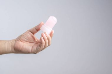 Doğal mineral şap kristal sopa kullanmak kadar koltuk altı tutan el 
