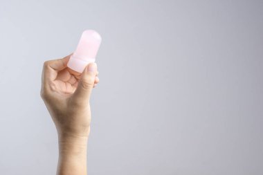 Doğal mineral şap kristal sopa kullanmak kadar koltuk altı tutan el 