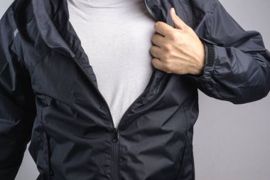 Anti statik veya ıslak hava ceket veya yağmur ceket siyah giyen adam