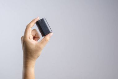 Fotoğraf makinesi pili tutan el