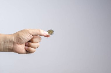 Tay bozuk para veya para birimi tutan el