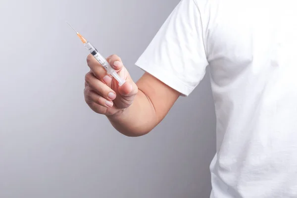 Ручной шприц в качестве пациента с наркотиками — стоковое фото