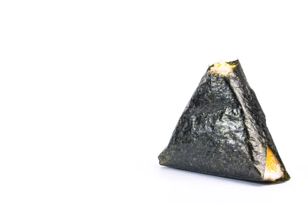 Onigiri ein japanischer Reisball, der mit Algen umwickelt ist — Stockfoto