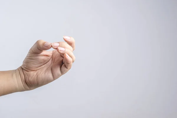 Рука с обычными длинными ногтями — стоковое фото