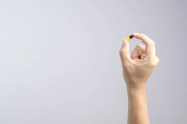 Mão segurando pílula cápsula médica — Fotografia de Stock