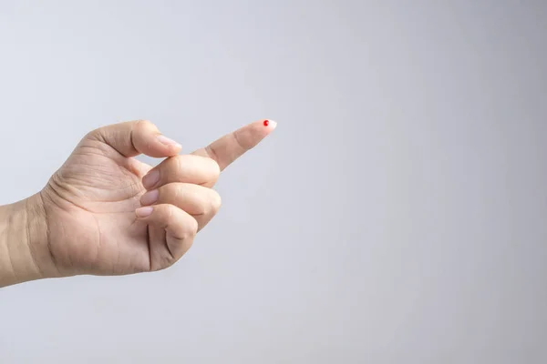 Hand met bloed druppel op vinger van naald voor het testen van de steekproef — Stockfoto