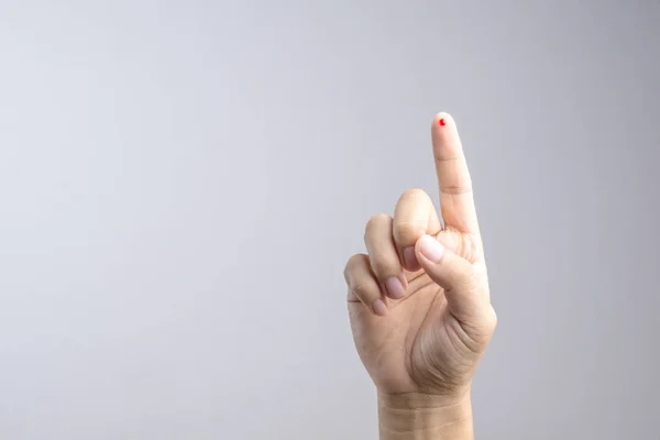 Hand mit Bluttropfen am Finger von Nadel für Probenentnahme — Stockfoto