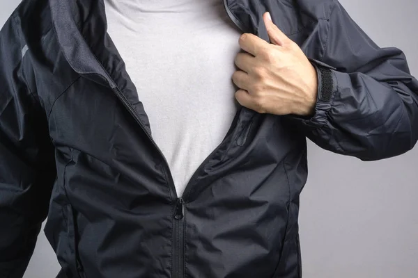 Anti statik veya ıslak hava ceket veya yağmur ceket siyah giyen adam — Stok fotoğraf