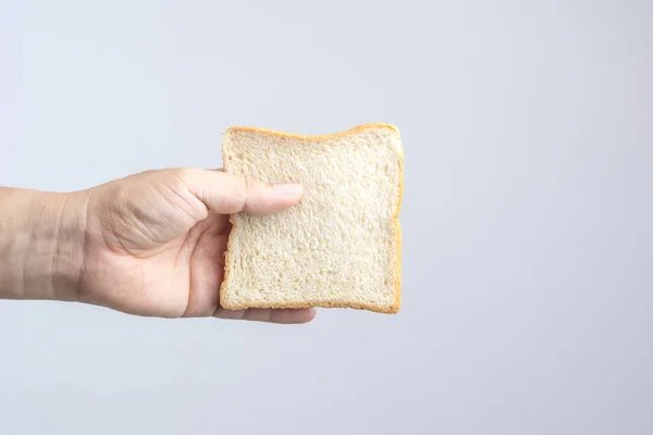 Mano sosteniendo pan de grano entero en rodajas —  Fotos de Stock