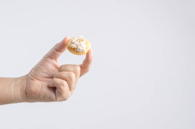 El tutma anında tuna Market bisküvi yaymak