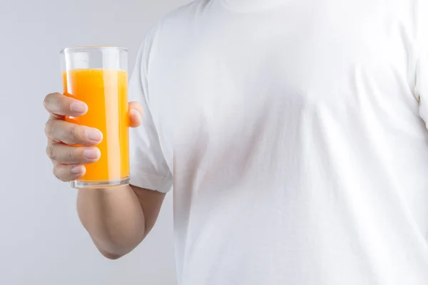 Hand hält ein Glas Orangensaft — Stockfoto