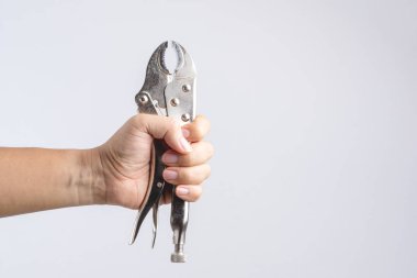 Kilitleme pense veya köstebek kulpları tutan el