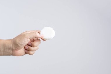 Yuvarlak ortak otel sabun kağıt tarafından sarılmış tutan el