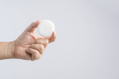 Yuvarlak ortak otel sabun kağıt tarafından sarılmış tutan el