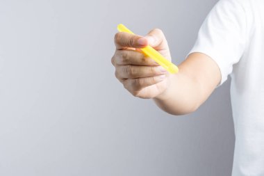 Büyük veya çok büyük içme pipet tutan el