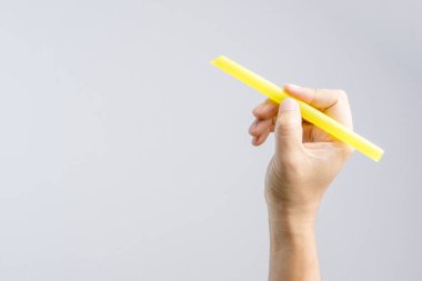 Büyük veya çok büyük içme pipet tutan el