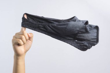 Adam erkekler için iç çamaşırı ya da iç çamaşırı tutan el