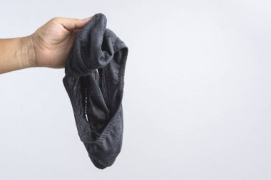 Adam erkekler için iç çamaşırı ya da iç çamaşırı tutan el