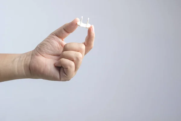 Emanet fişleri tutan el