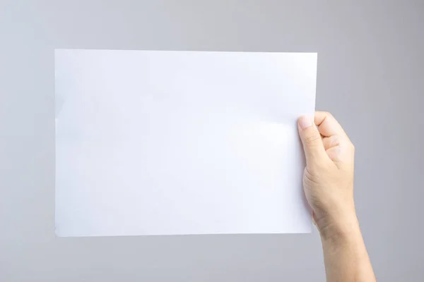 Hand hält leeres Papier einfach durch Poster oder Broschüre ersetzen — Stockfoto