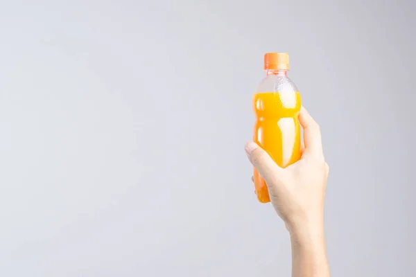 Portakal suyu şişe tutan el