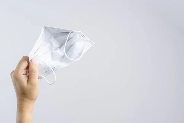 Siyah tıbbi koruyucu maske tutan el