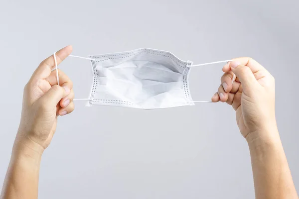 Siyah tıbbi koruyucu maske tutan el