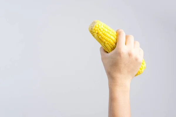 Ręka trzyma gotowanej kukurydzy cukrowej — Zdjęcie stockowe