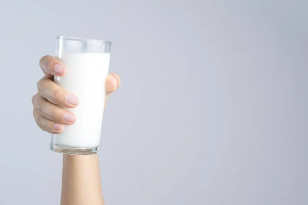 Tenendo in mano un bicchiere di latte fresco — Foto Stock