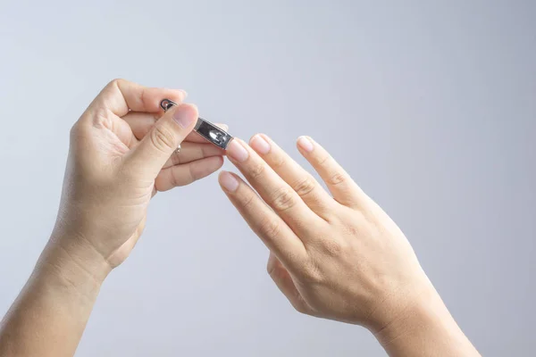 Hand met nagel trimmer of clipper — Stockfoto