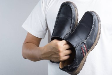 Modern deri ayakkabı tutan el