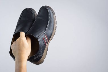 Modern deri ayakkabı tutan el