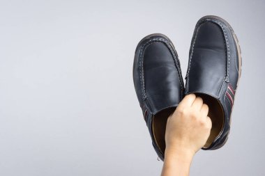 Modern deri ayakkabı tutan el