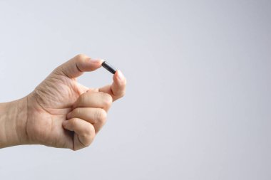 Siyah karbon kömür kapsül ilaç hap veya POI tutan el