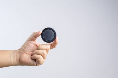 Lens veya kamera kapağı tutan el