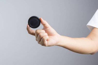 Lens veya kamera kapağı tutan el
