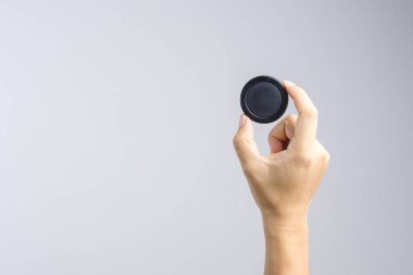 Lens veya kamera kapağı tutan el